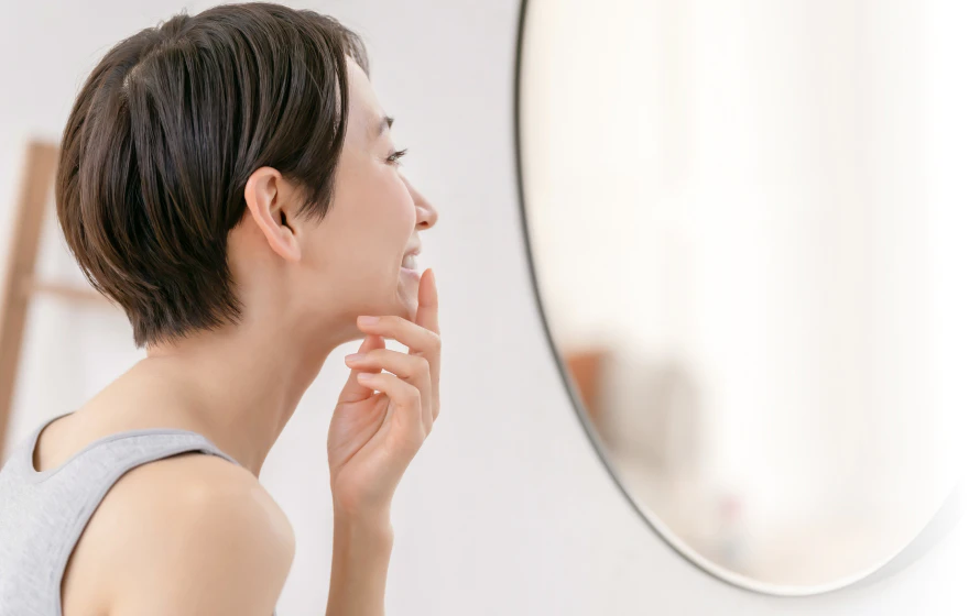 鏡を見る女性の写真